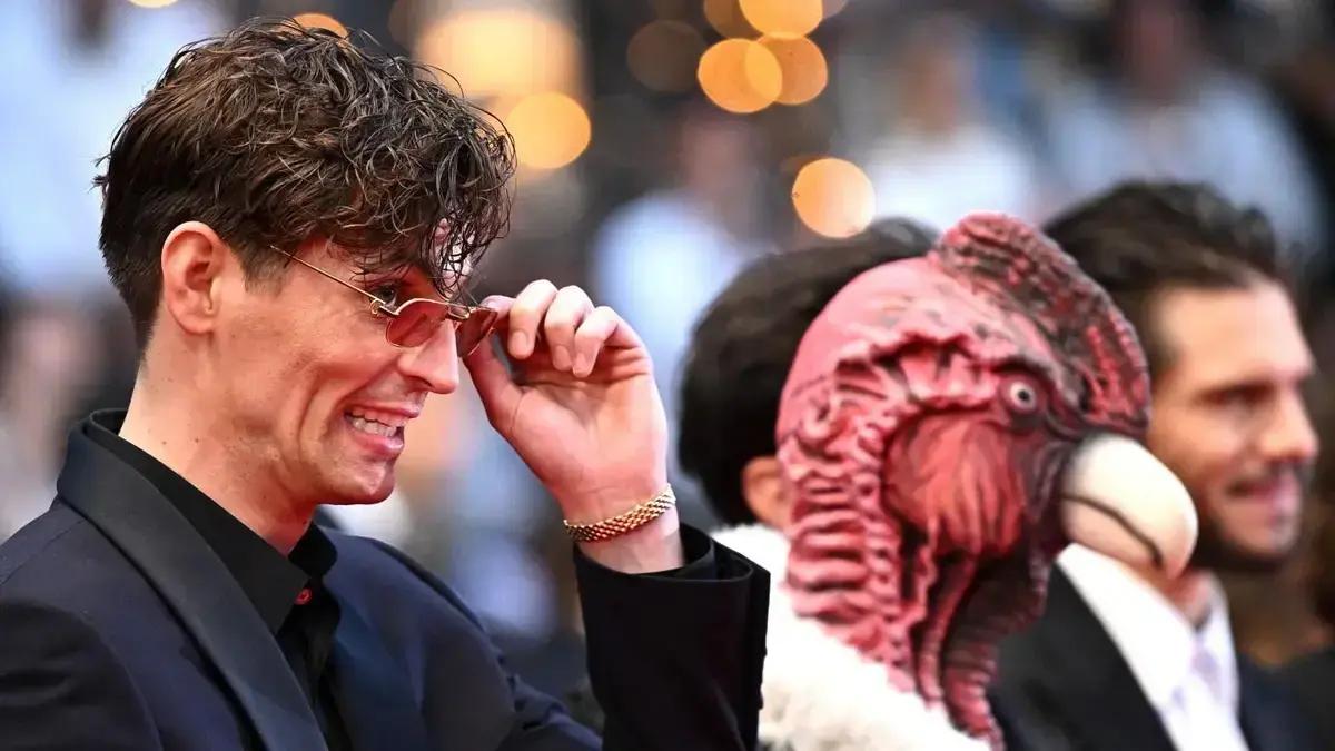 Pessoa vestida de pássaro desafia regras do tapete vermelho em estreia de filme em Cannes