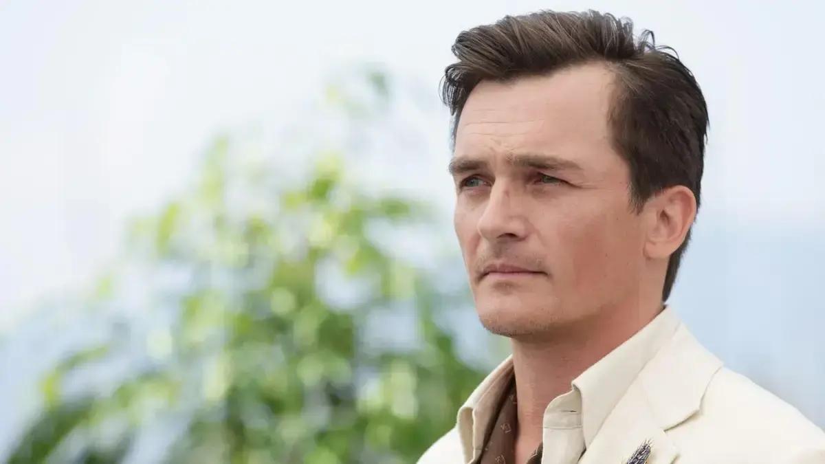 Rupert Friend estrela 'Photo Booth' ao lado de Lily James e Raffey Cassidy