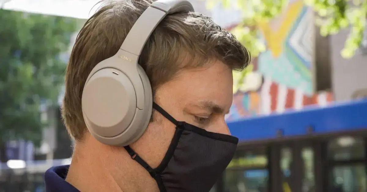 Fones de ouvido com IA traduzem múltiplas vozes simultaneamente