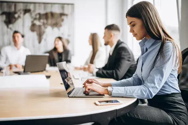 69% das empresas brasileiras planejam manter trabalho 100% presencial em 2025