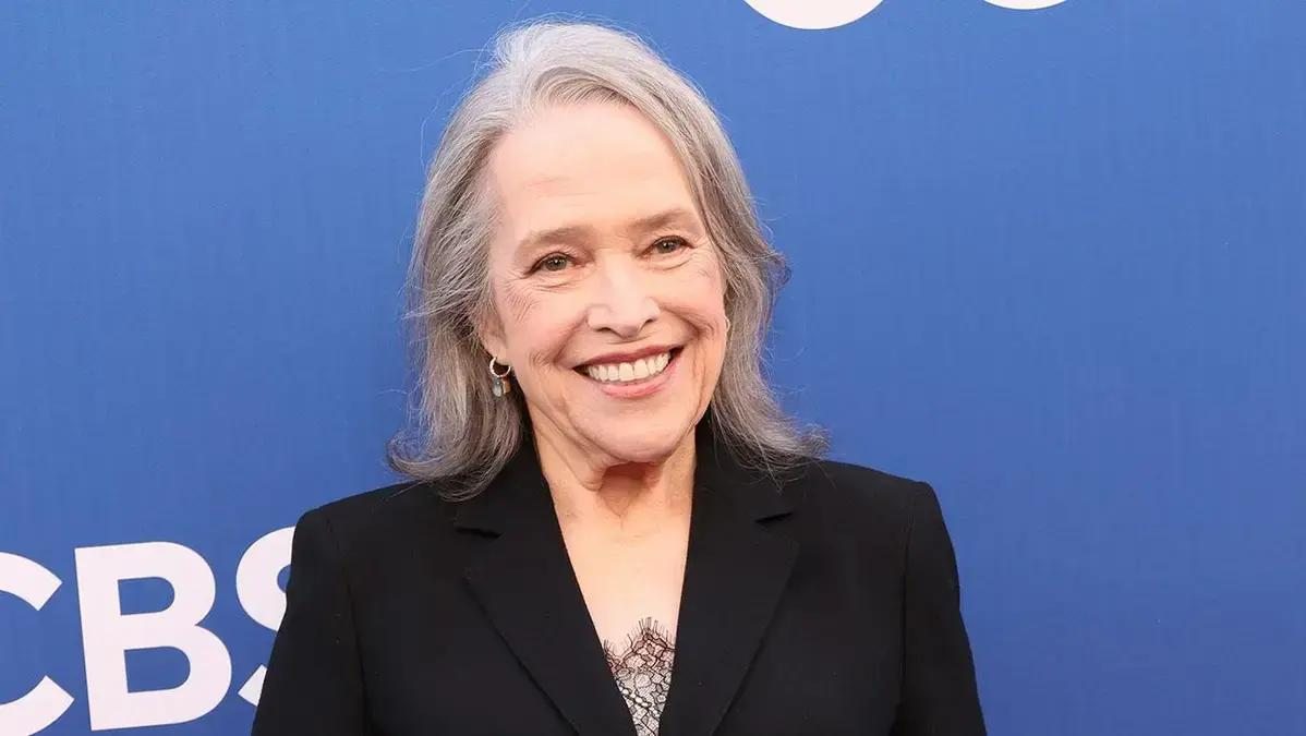 Kathy Bates revela que Garry Marshall a rejeitou em papel por achar beijo com homem 'não romântico'