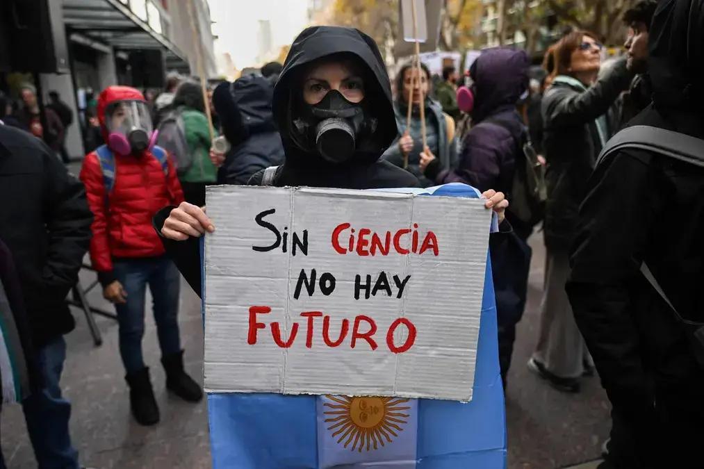 Cientistas argentinos protestam contra cortes de Milei vestidos como 'O Eternauta'