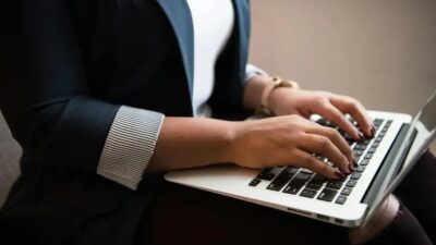 Pesquisa revela que 63% das empresas no Brasil não têm programas de apoio à maternidade