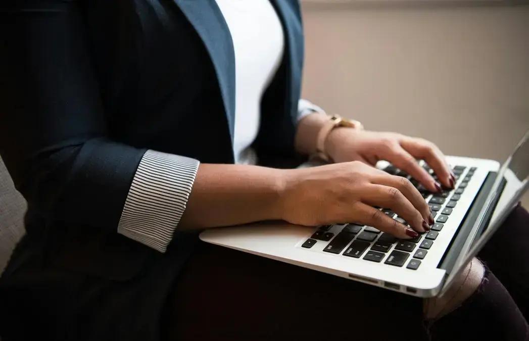 Pesquisa revela que 63% das empresas no Brasil não têm programas de apoio à maternidade