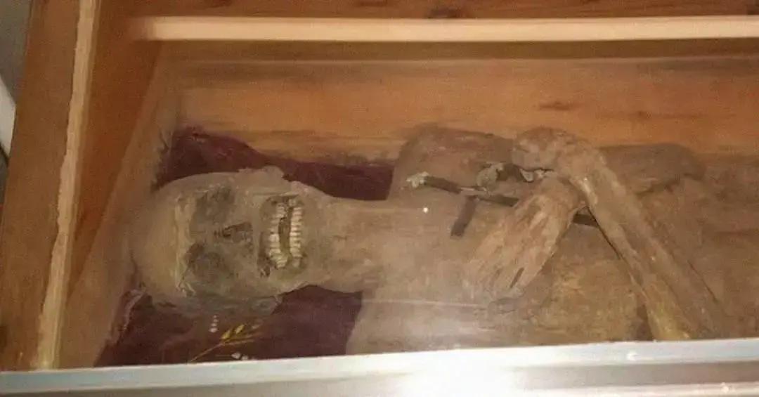 Descoberta Inédita: Múmia de Vigário Preservada desde o Século 18
