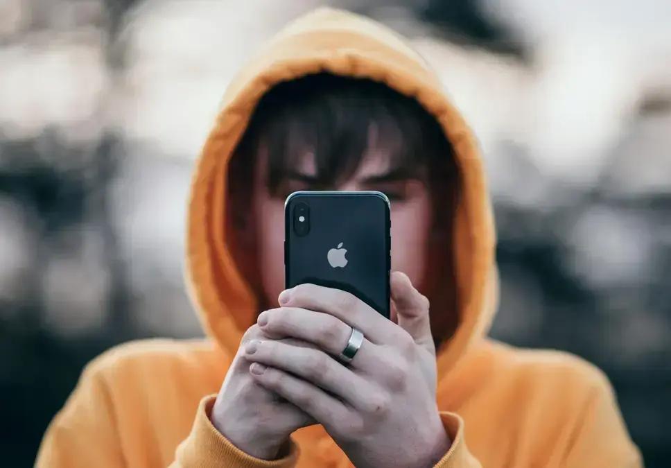 Jovens criam clube offline para interações sem redes sociais