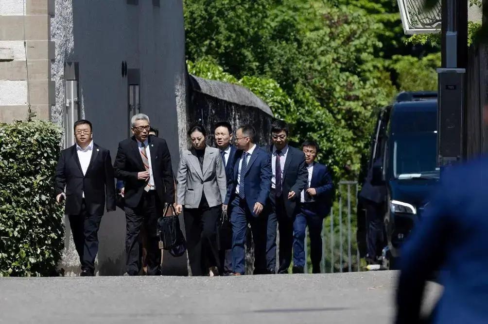 EUA e China retomam negociações comerciais em busca de acordo