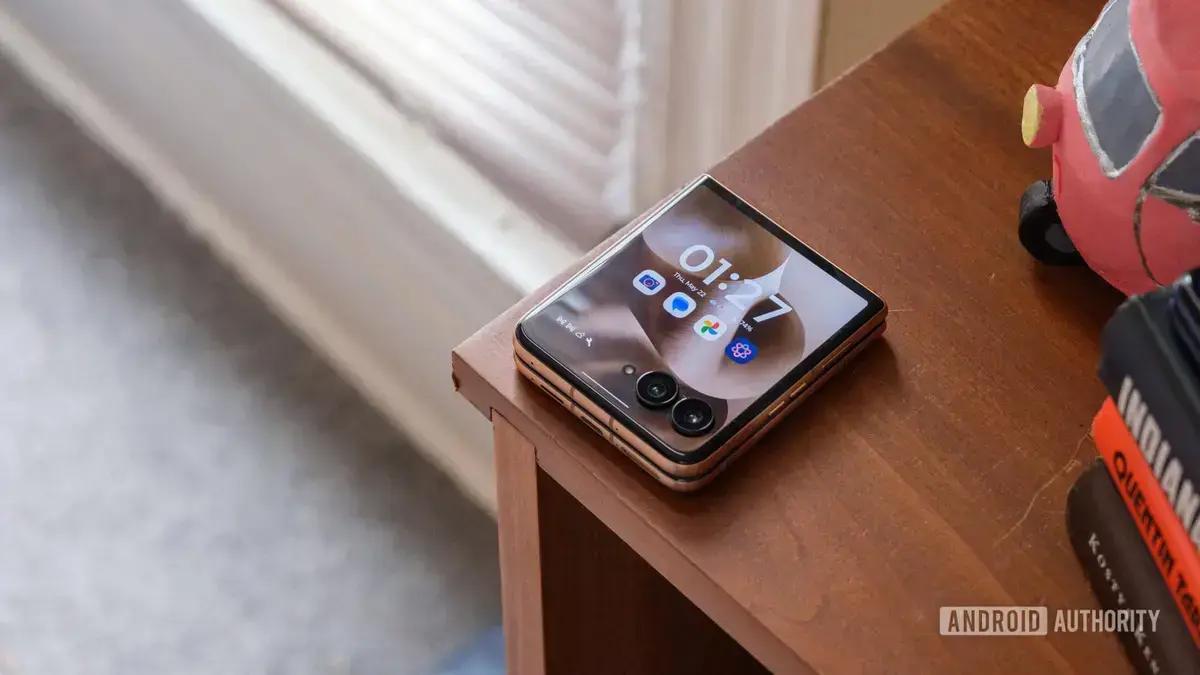 Motorola Razr Ultra (2025) supera Galaxy Z Flip 7 em recursos e experiência