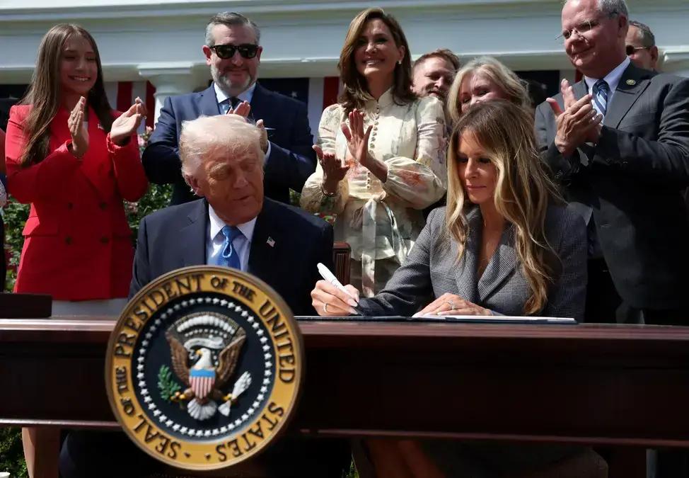 Trump sanciona lei que criminaliza pornografia de vingança e deepfakes nos EUA