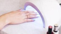 Esmalte escuro faz as unhas crescerem mais rápido? Mito ou verdade?