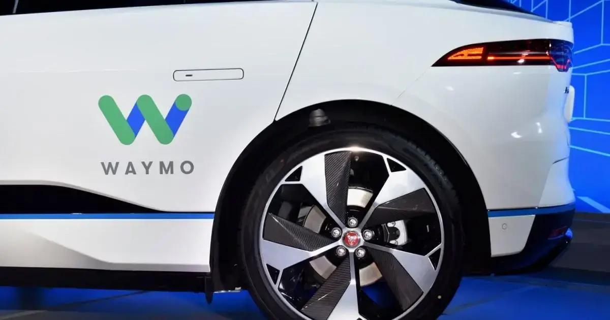 Waymo recolhe 1.200 carros autônomos após colisões com barreiras nos EUA