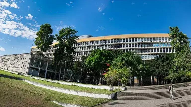LinkedIn remove perfis falsos da UFRJ após acordo com a AGU