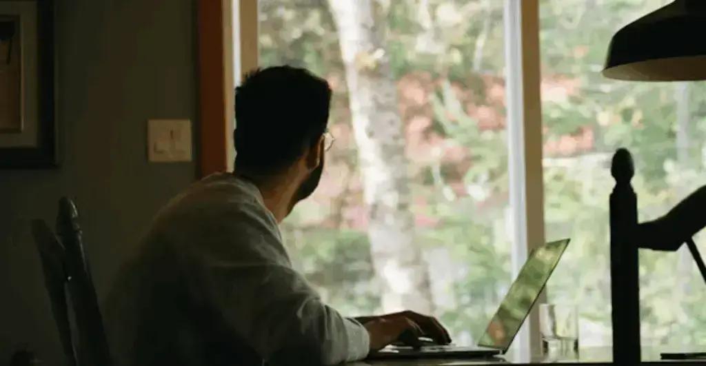 Como o trabalho híbrido está transformando o mercado corporativo no Brasil