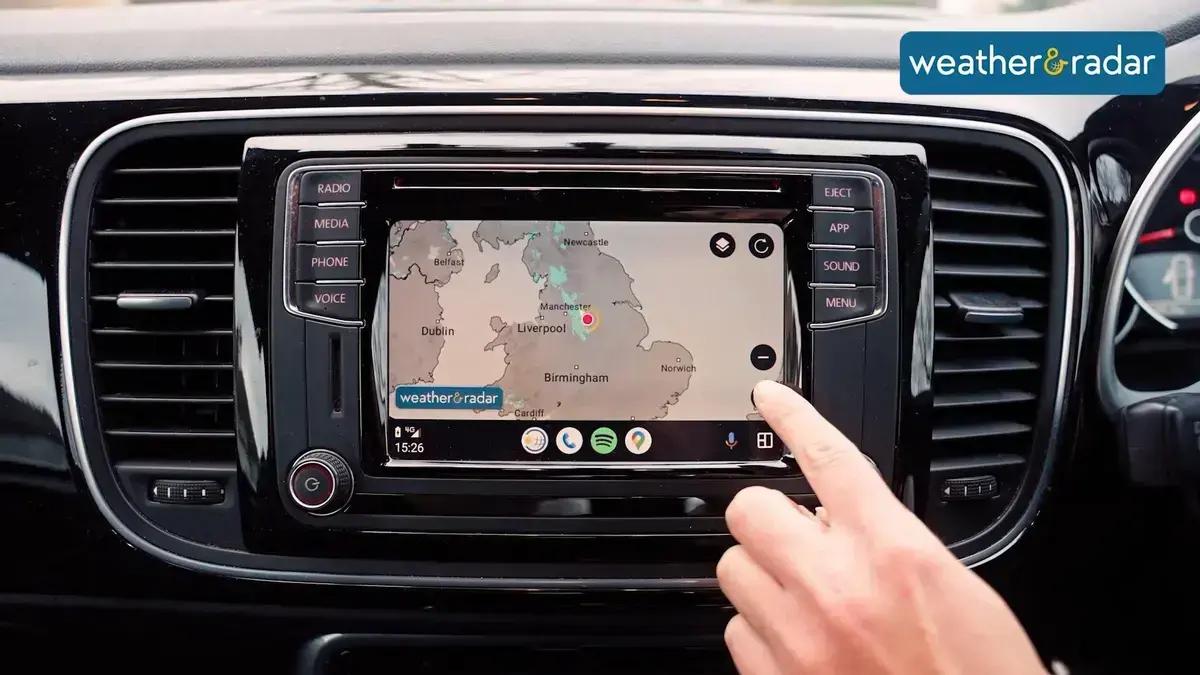Google revela tema claro para o Android Auto após anos de espera