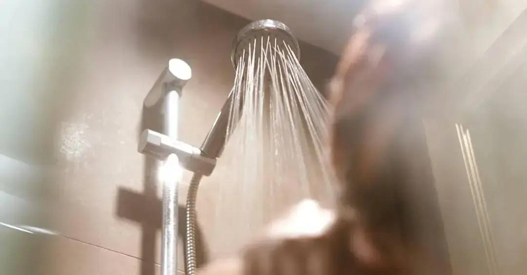 Qual o melhor horário para tomar banho? Microbiologista explica