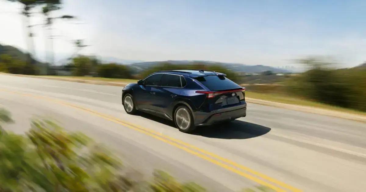 Toyota apresenta SUV elétrico bZ 2026 com maior autonomia e carregamento rápido