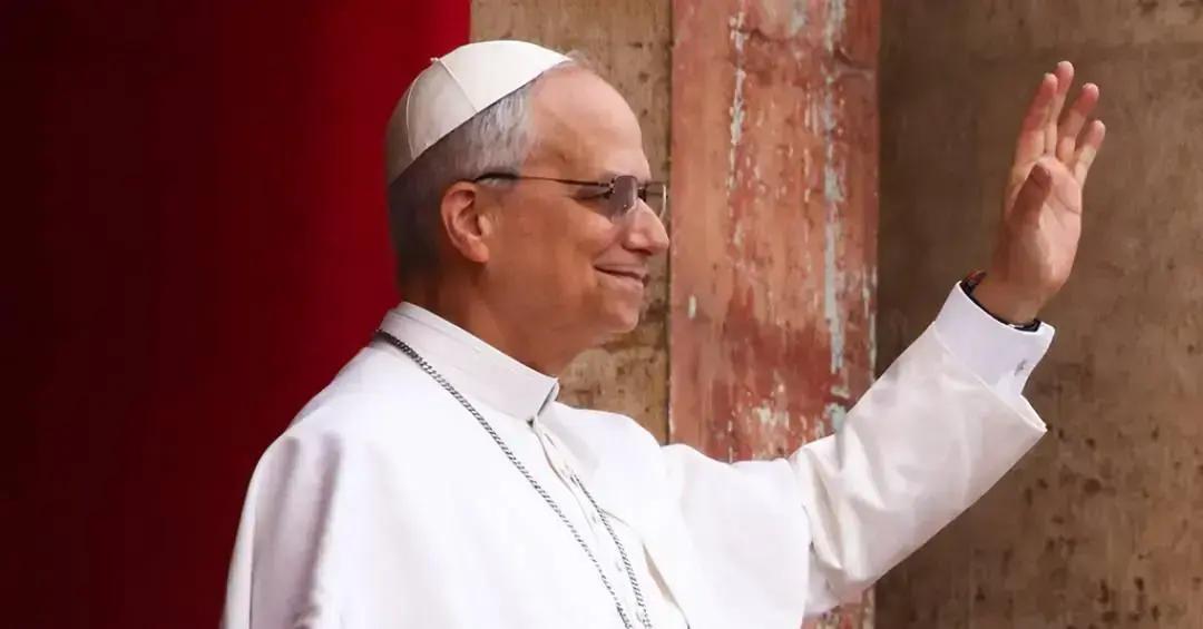 Por que apenas sete mulheres podem vestir branco diante do Papa?