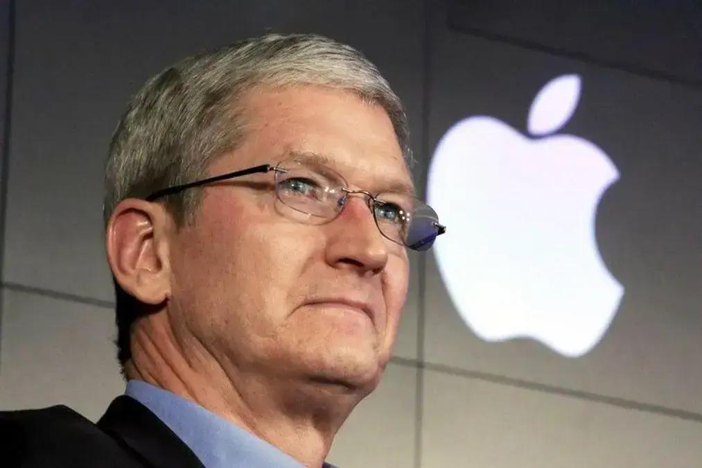 Warren Buffett elogia Tim Cook por resultados na Apple