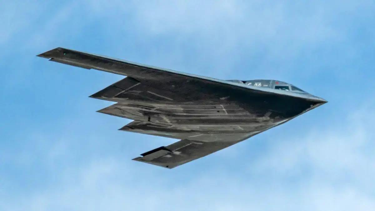B-2 Spirit: o avião dos EUA que pode transportar bombas para destruir bunkers no Irã