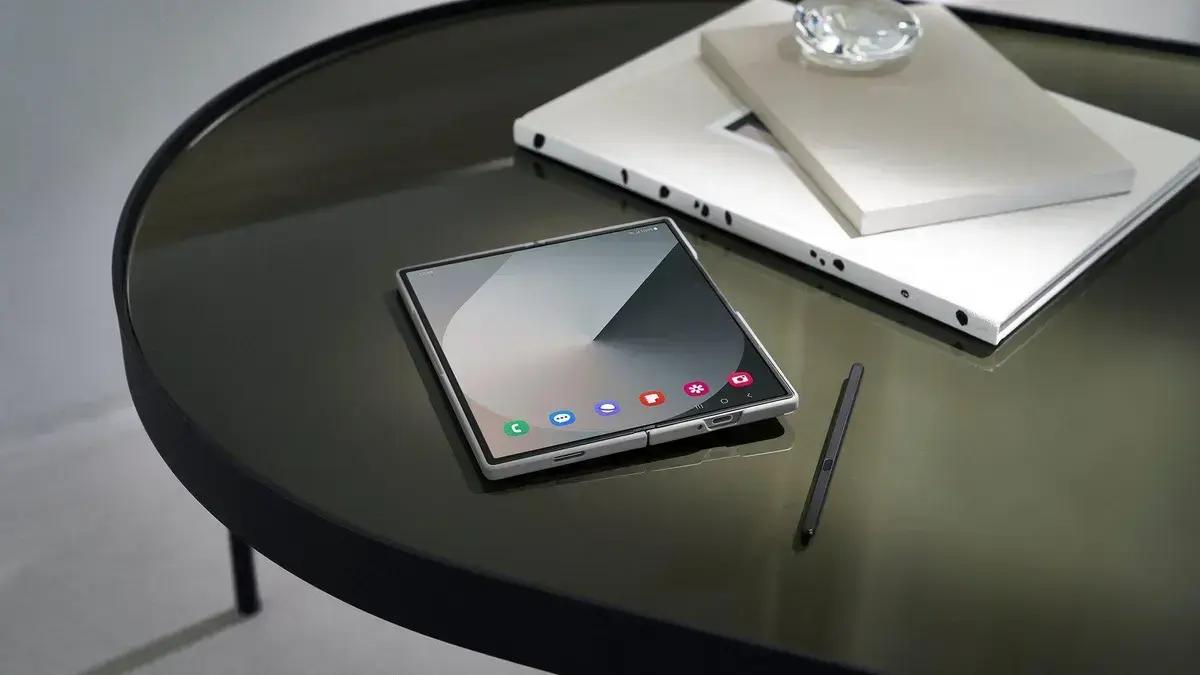 Novo celular dobrável com três telas da Samsung pode ter até 16 GB de RAM