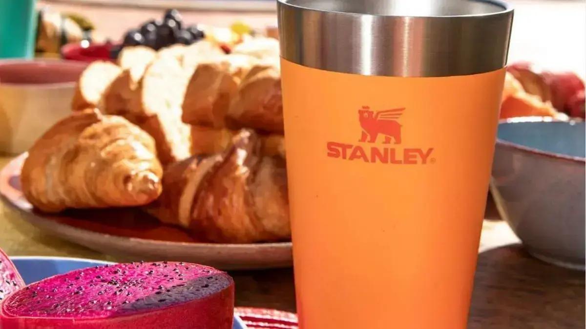 Copos Stanley em promoção: 5 modelos com até 30% de desconto