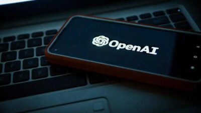 OpenAI é obrigada a retirar menções à startup de Jony Ive após disputa judicial