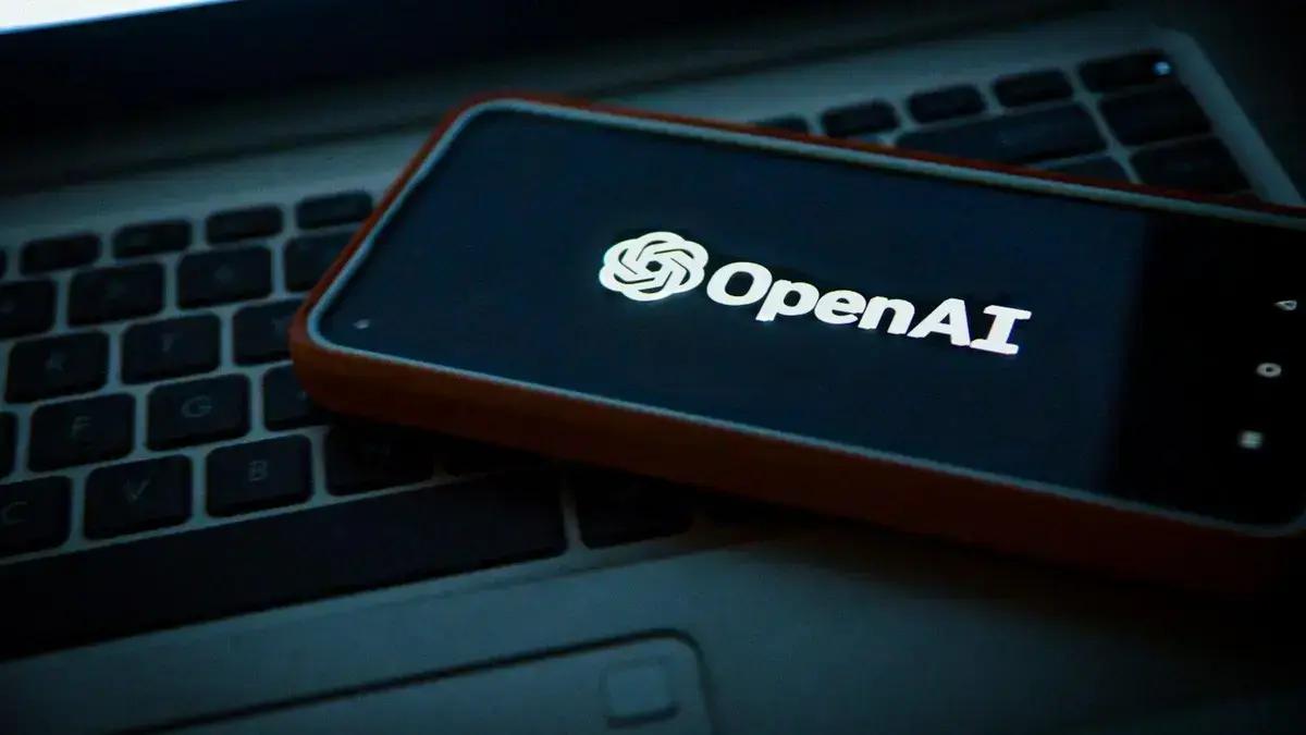 OpenAI é obrigada a retirar menções à startup de Jony Ive após disputa judicial