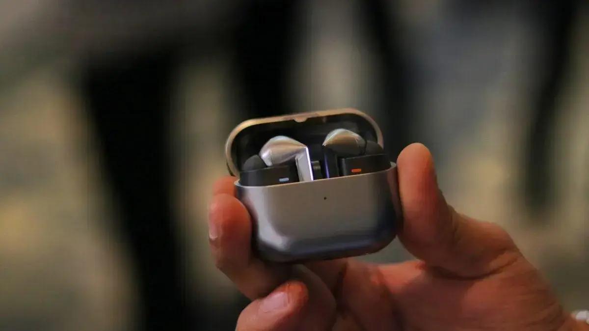 Samsung confirma desenvolvimento dos Galaxy Buds 3 FE e Core em aplicativo