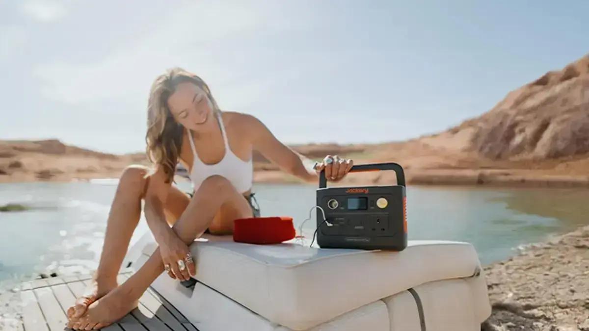 Estação portátil Jackery Explorer 300 Plus com desconto de US$ 100,99