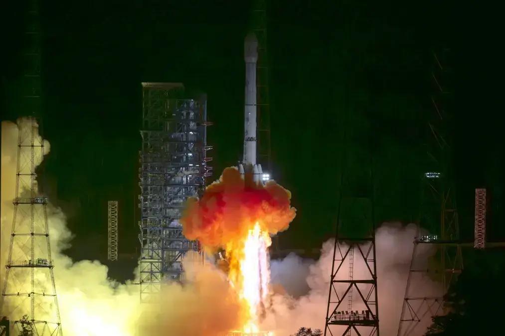 China lança missão ambiciosa para coletar amostras de asteroide