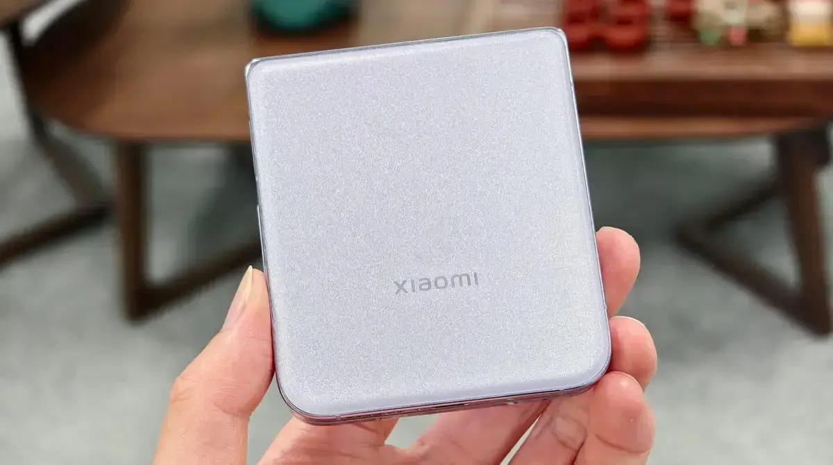 Xiaomi pode lançar novo celular com tela dupla e chip Snapdragon 8 Elite