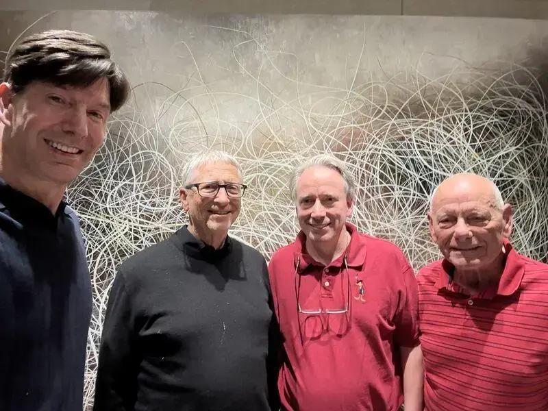 Bill Gates e Linus Torvalds se encontram pela primeira vez em 50 anos