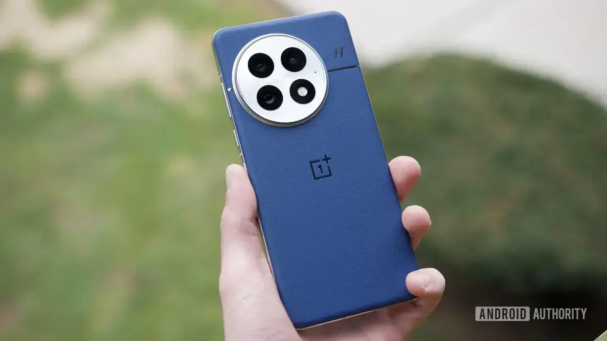 Vazamentos do OnePlus 15 revelam bateria potente e design inovador