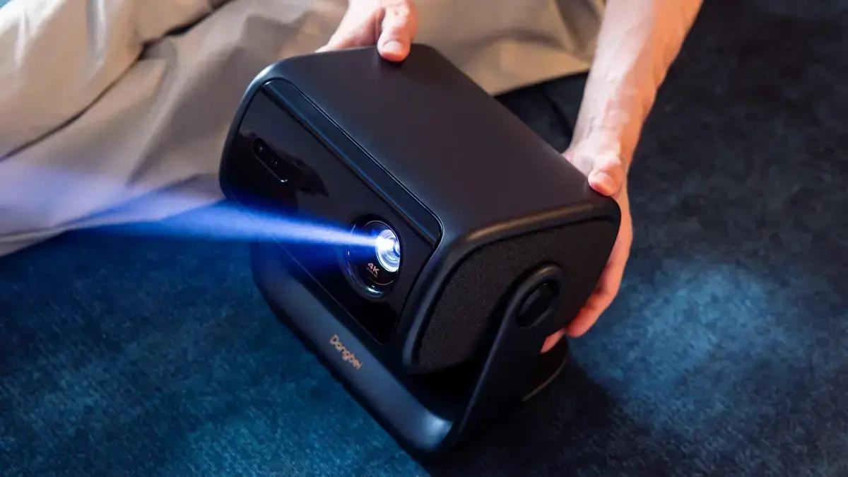 Projetor Google TV com resolução 4K e tecnologia laser tripla para cinema em casa