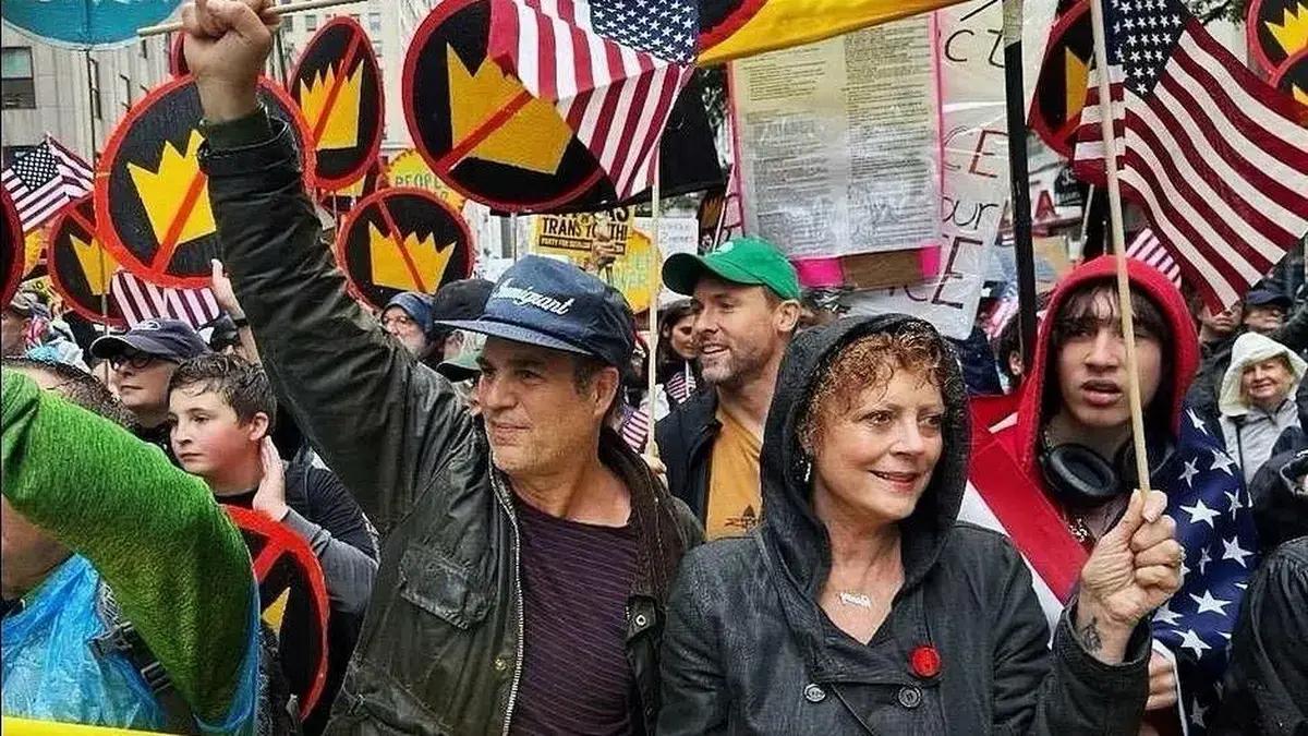 Mark Ruffalo e outras celebridades de Hollywood protestam contra Trump nos EUA