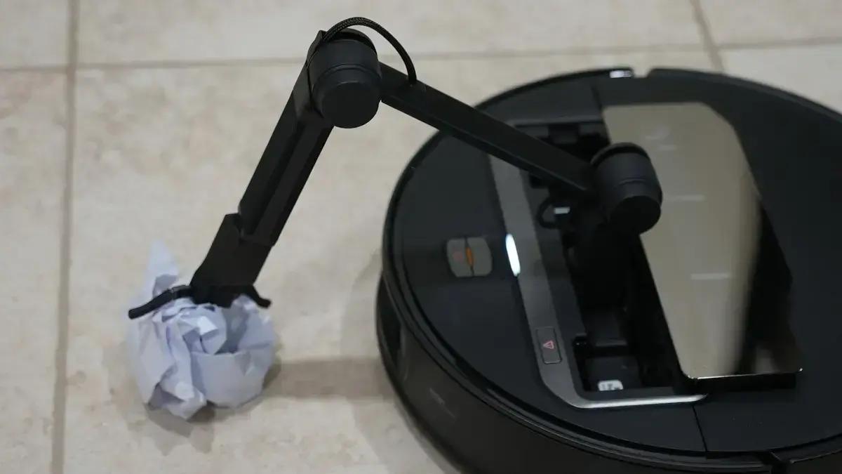 Roborock lança aspirador robô com braço mecânico por R$ 2.600, mas preço gera dúvidas