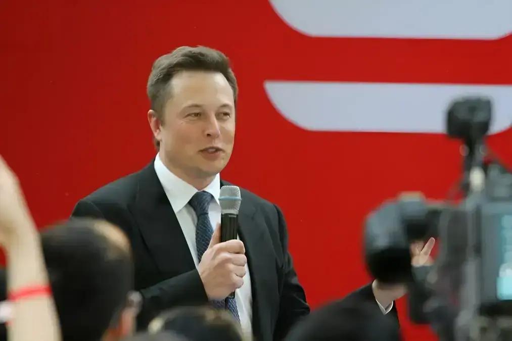 Bilionário critica Tesla Robotaxi por atraso em relação à Waymo
