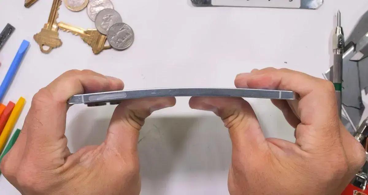 Galaxy S25 Edge resiste a teste de dobra extrema apesar de design ultrafino