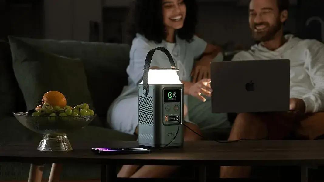 Bateria portátil Anker 548 atinge preço mais baixo e funciona como lanterna