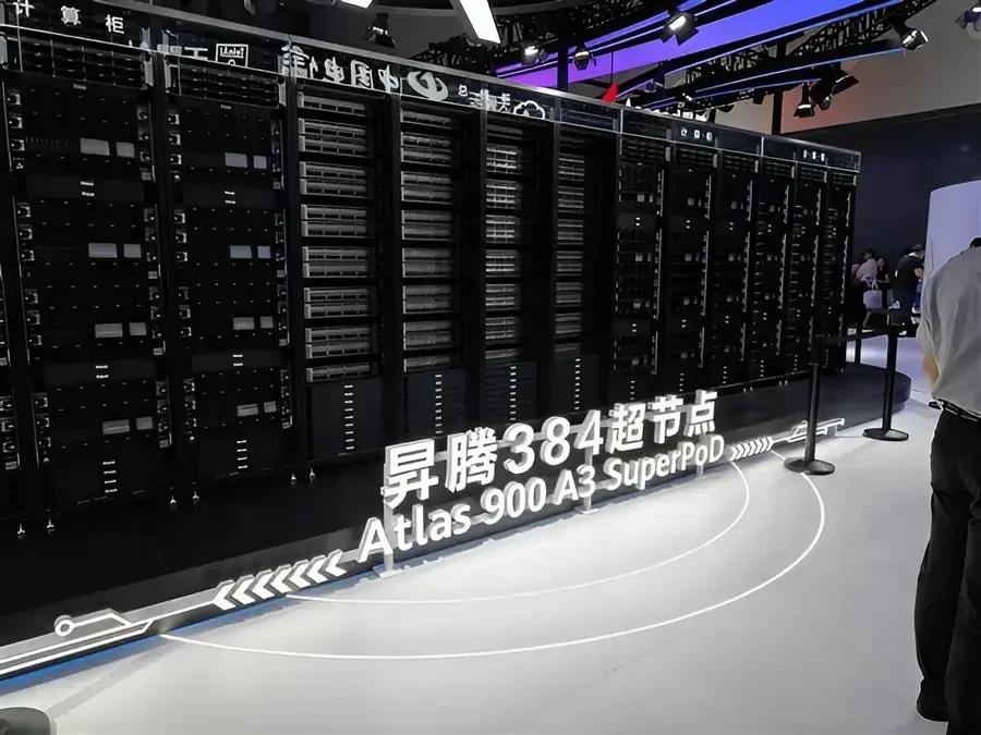Huawei apresenta sistema de IA avançado na China, competição com NVIDIA em foco