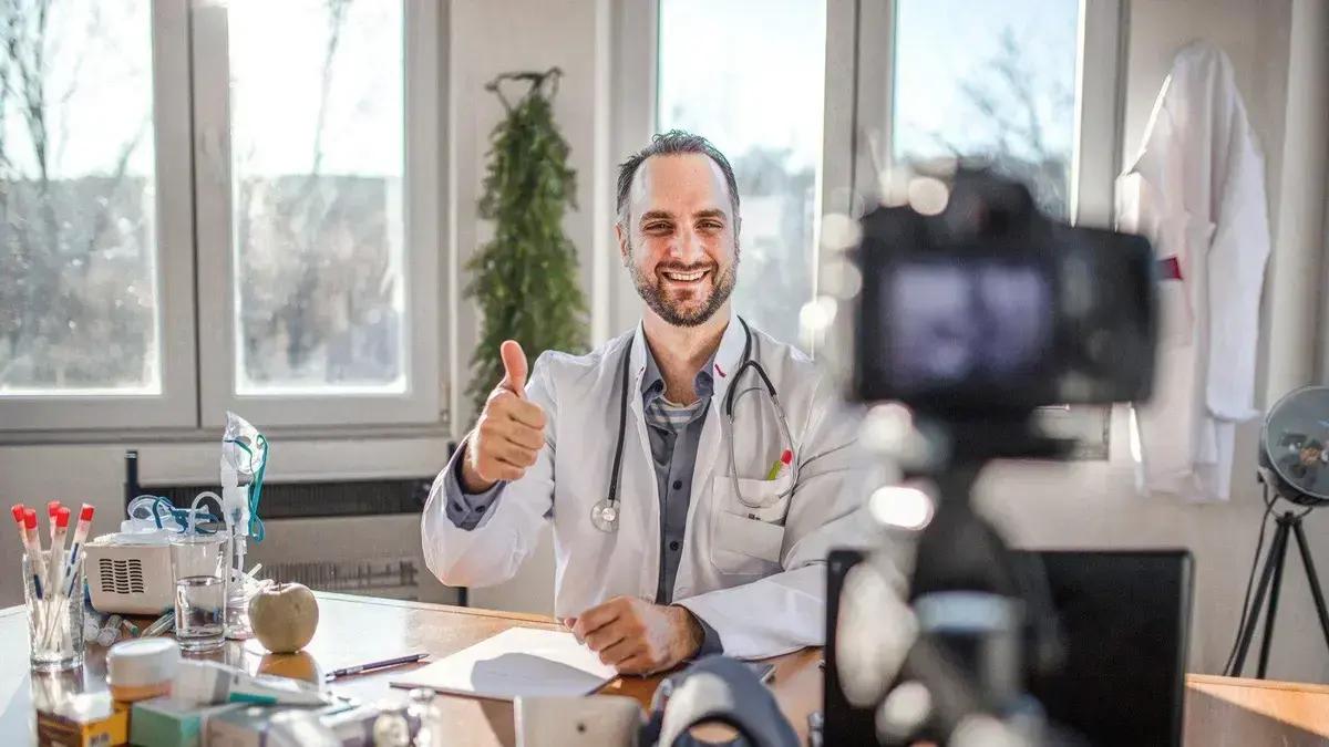 Redes sociais facilitam atuação de falsos médicos no Brasil
