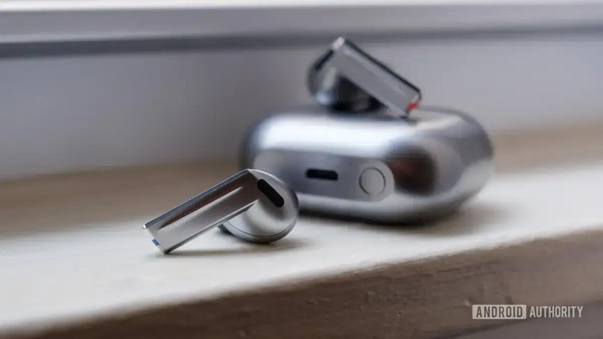 Fronte de Vazamento Mostra Detalhes do Galaxy Buds 3 FE com Design Similar aos Premium