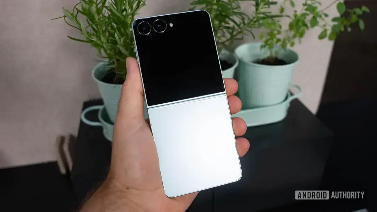 Galaxy Z Flip 7 ainda não traz melhorias na tela externa