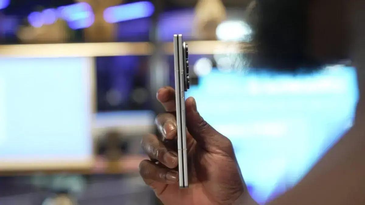 Samsung considera mudança no material do Galaxy Z Fold 8 devido à escassez de materiais