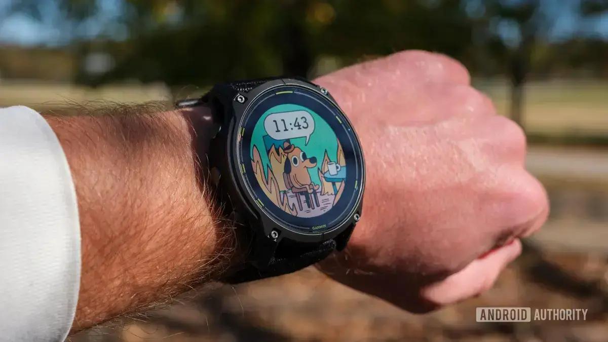 Google Maps oficial chega aos relógios Garmin, facilitando navegação curva a curva