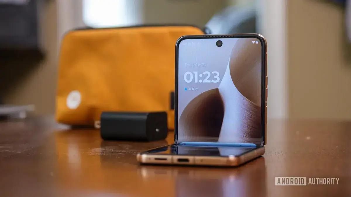 Edição de luxo do Motorola Razr em parceria com Swarovski é vazada