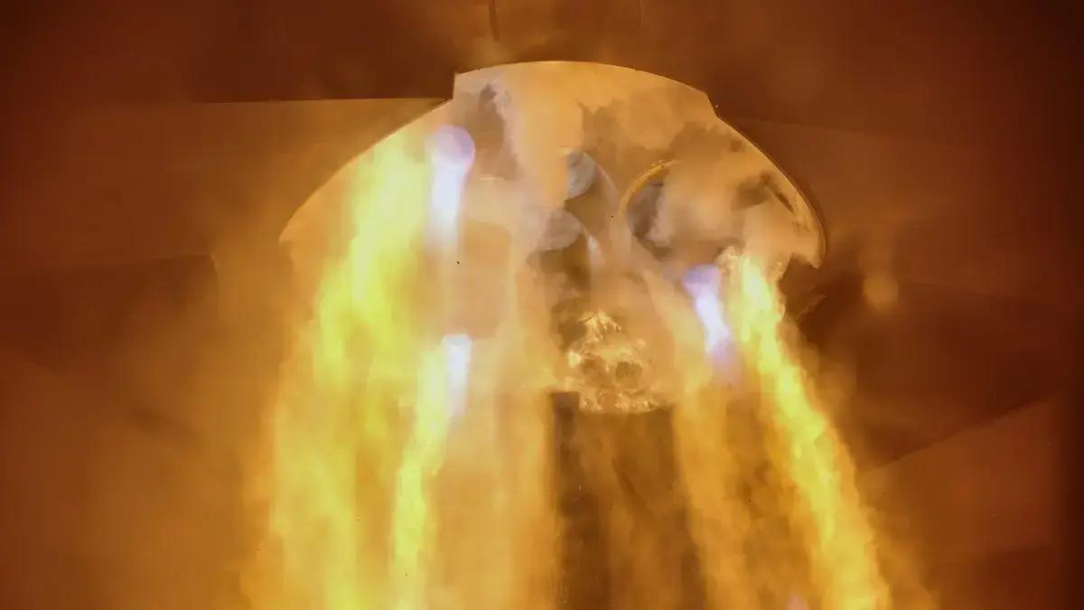SpaceX constrói nova bancada de testes após explosão