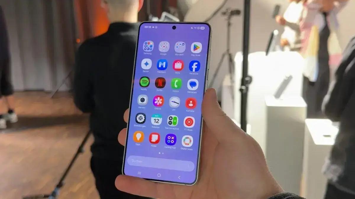 Apple enfrenta dificuldades com nova interface, enquanto Samsung aprimora software