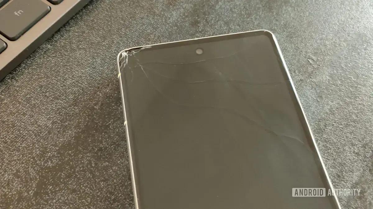 Cuidados ao usar celulares sem proteção podem levar a quebras