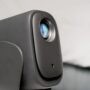 Projetor portátil por R$179 transforma teto em tela de cinema
